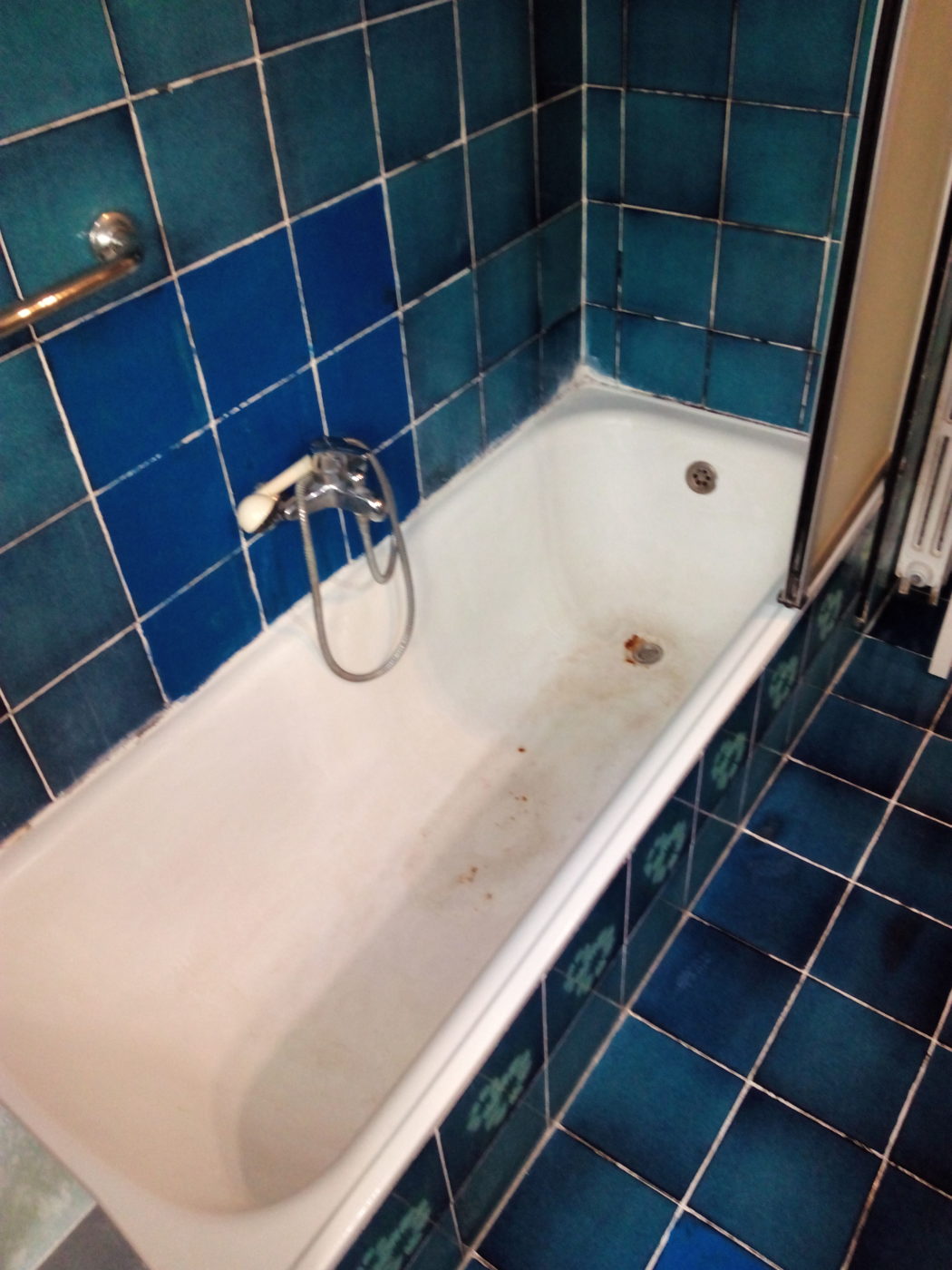 Bañera muy oxidada y dañada antes del cambio