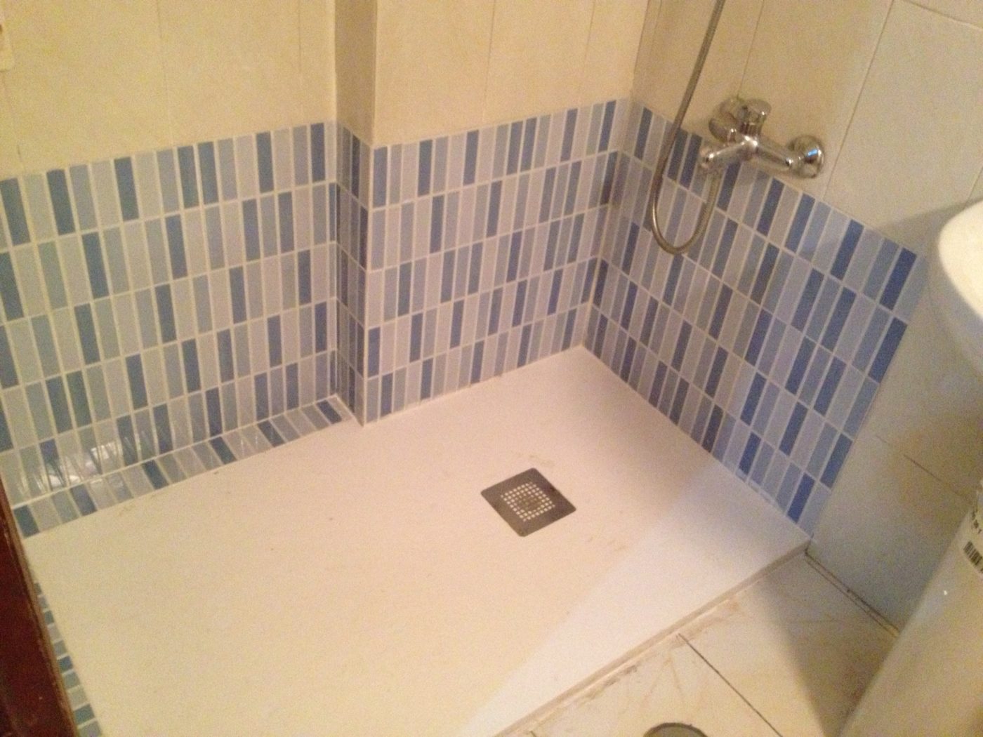 Plato de carga mineral recortado con revestimiento de azulejos azules