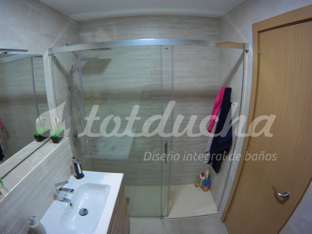 Lo complicado de este baño era mantener y respetar el mármol travertino que había en las paredes y el suelo.