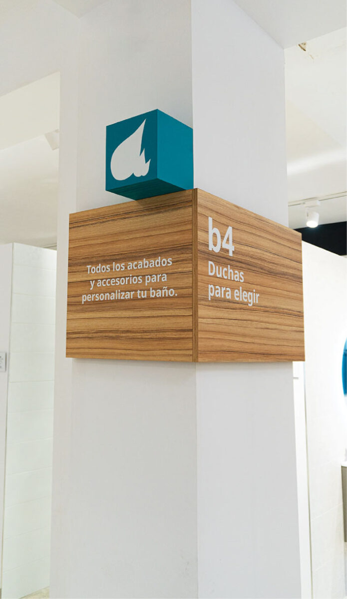 Columna con madera y logo en la exposición de Totducha