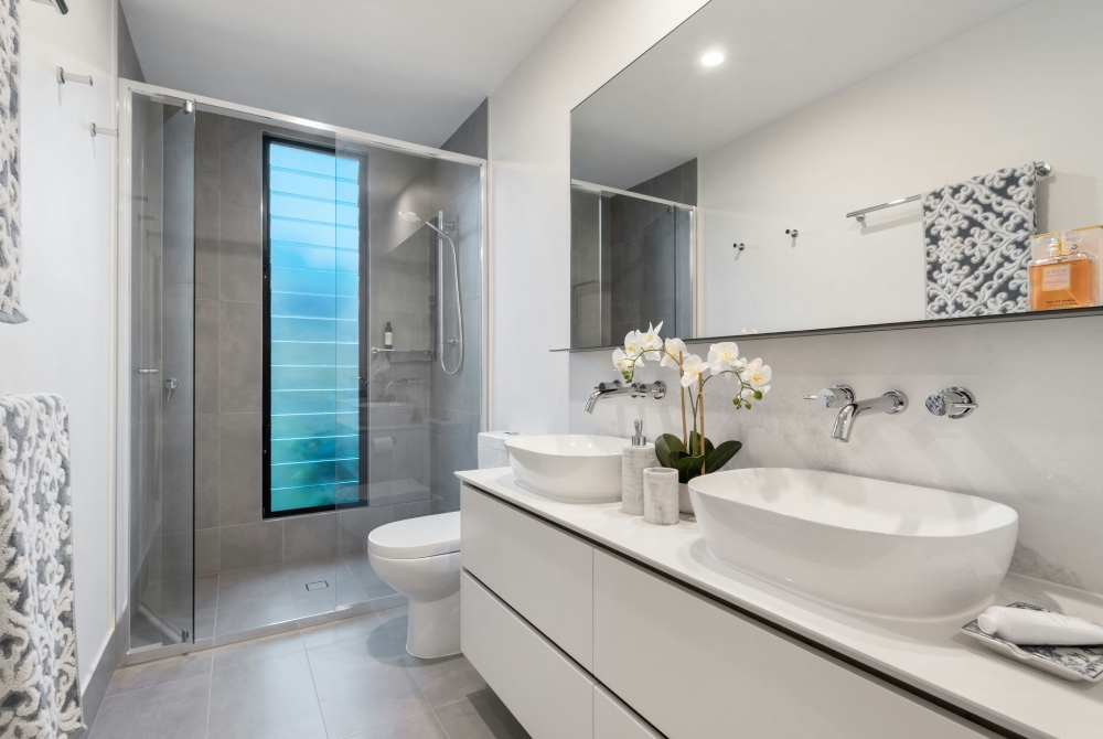 Baño con mampara de ducha