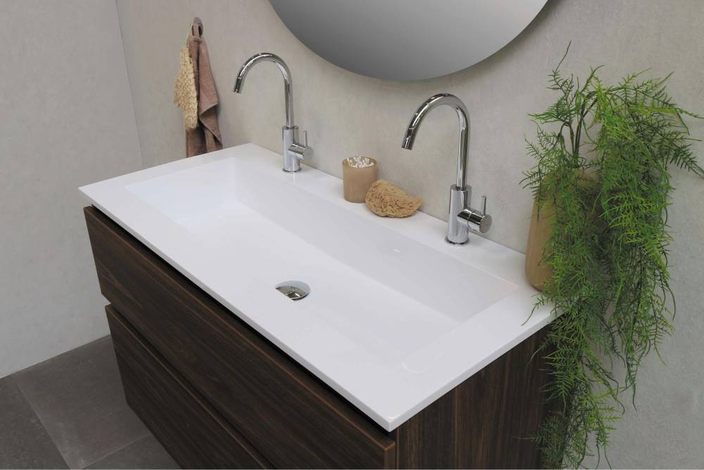 Baño moderno con mueble de baño de madera