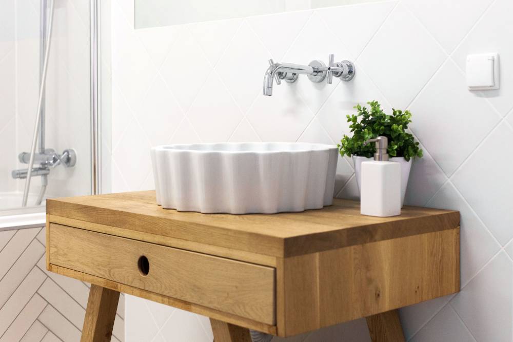 Grifo para lavabo empotrado bimando en acabado cromo.