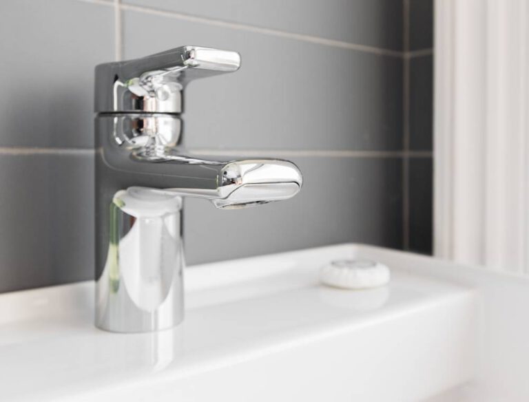 Grifo para lavabo de en baño moderno.
