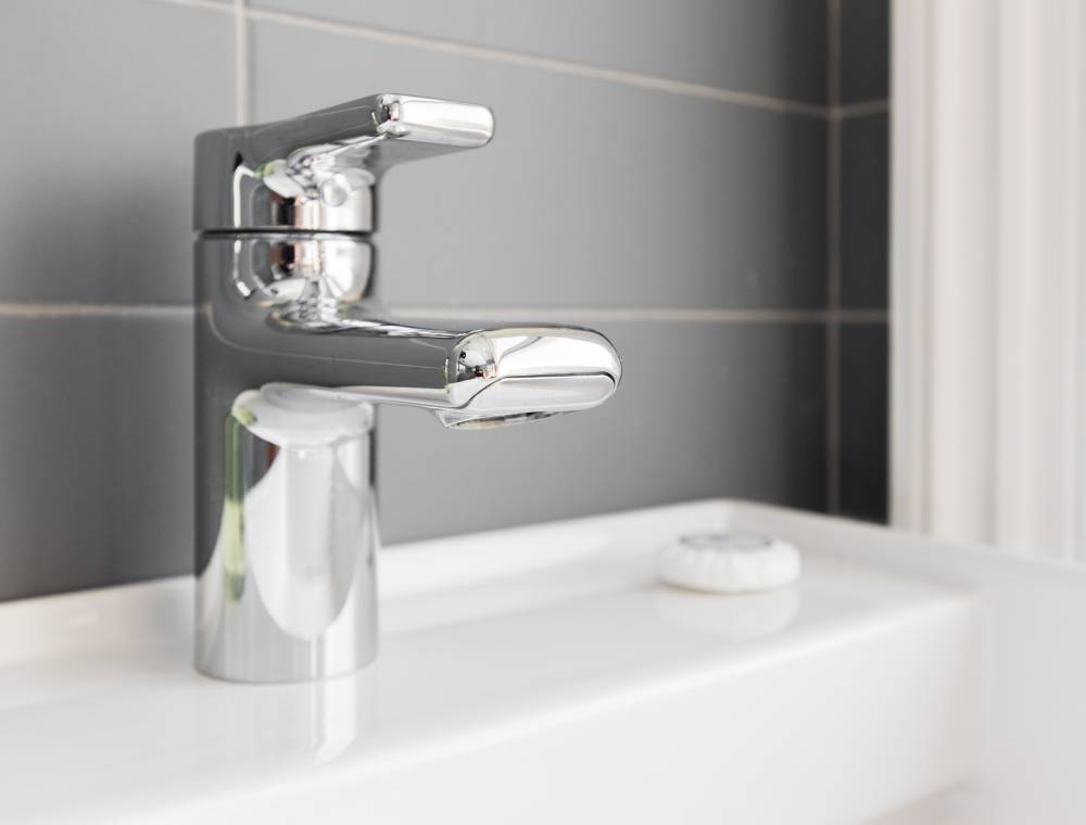 Grifo para lavabo de en baño moderno.
